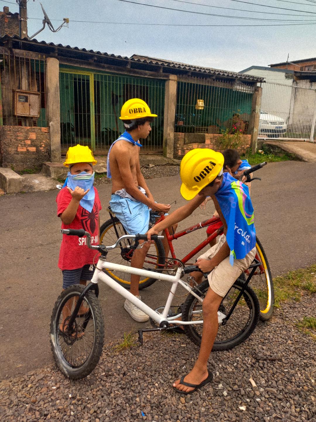 Pessoas utilizando os capacetes da proposição