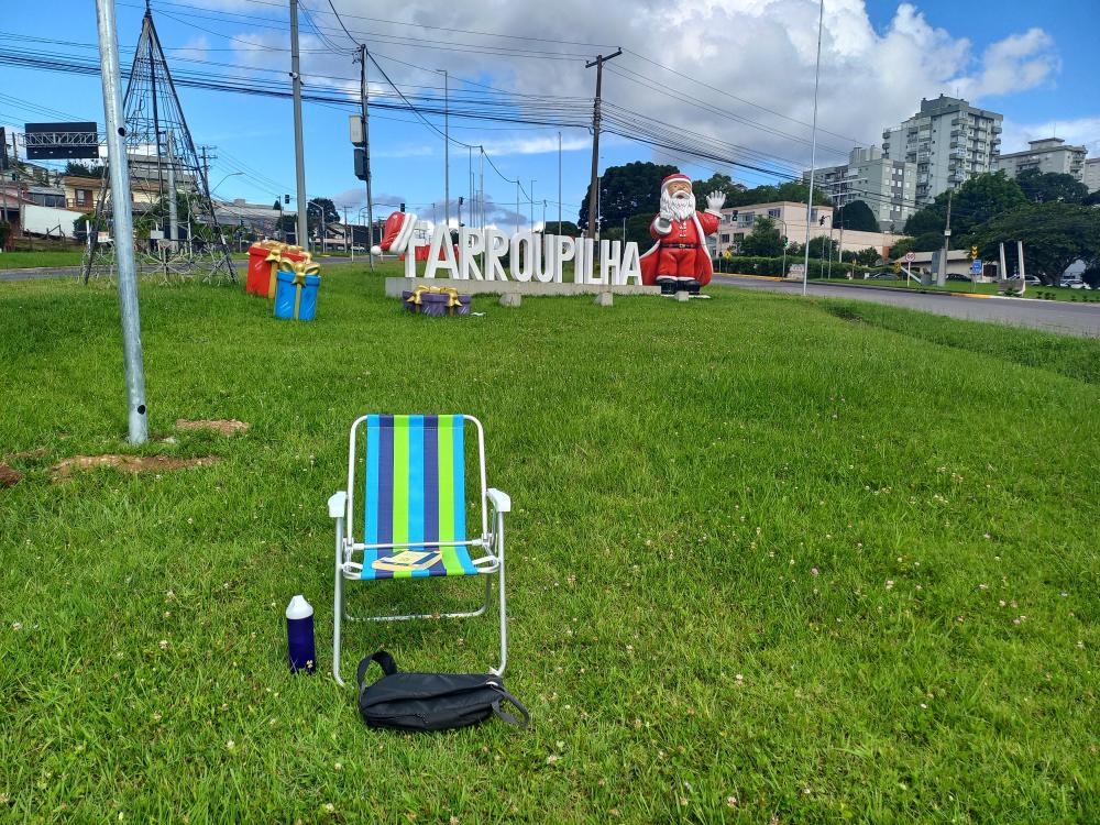 Vista do local onde me sentei. Ao fundo, decorações de natal.